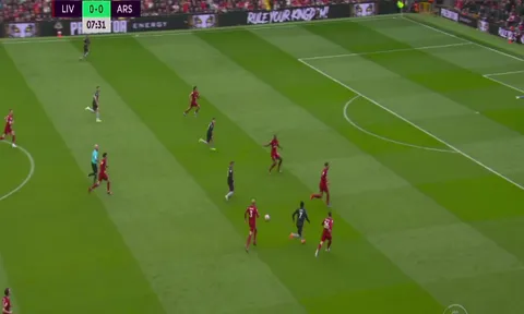 Van Dijk tạo ra thảm họa trước Arsenal