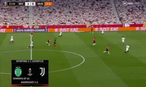 Pha bóng đẩy Wan-Bissaka ra xa khỏi Old Trafford