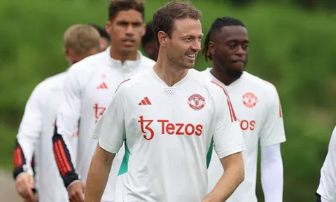 CHÍNH THỨC! Man Utd gây sốc, ký hợp đồng với Jonny Evans