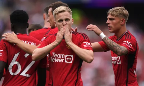 Van de Beek có thể đối đầu M.U