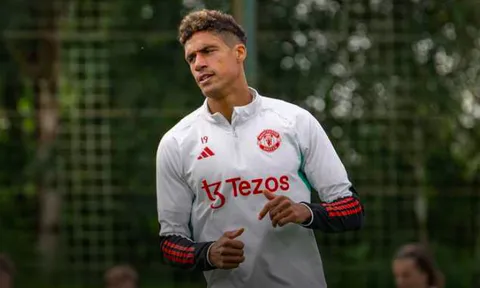 CHÍNH THỨC! Man Utd báo hung tin về Varane