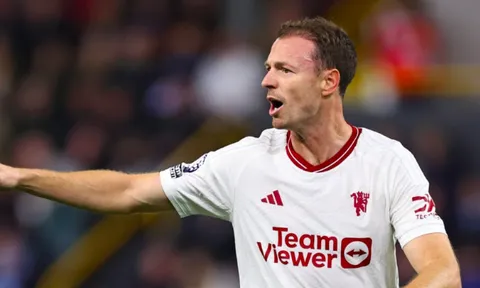 'Đường chuyền như mơ của Jonny Evans'
