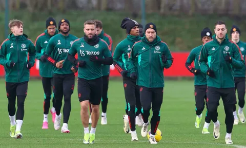 Cái tên lạ hoắc xuất hiện; Bất ngờ Van Persie trên sân tập Man Utd