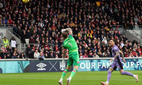 Oanh tạc Brentford, Liverpool giữ chắc ngôi đầu
