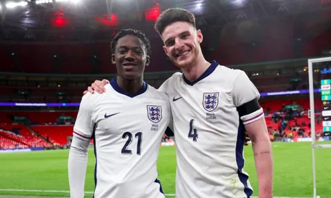 Declan Rice chúc mừng Kobbie Mainoo