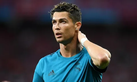 Rời M.U, Ronaldo bất ngờ xuất hiện tại Real Madrid