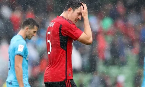 Harry Maguire bị CĐV Manchester United la ó