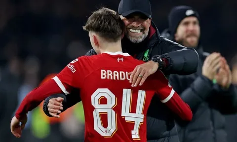 Jurgen Klopp nắn gân các học trò khi Liverpool đụng độ Chelsea