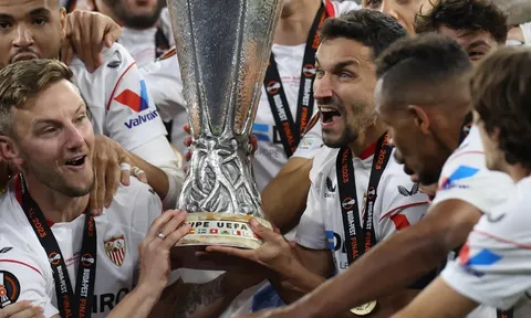 Sevilla khủng hoảng, rao bán toàn bộ đội hình vô địch Europa League