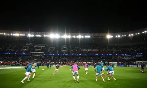 Sex với gái lạ trên xe, cầu thủ PSG nhận bài học nhớ đời