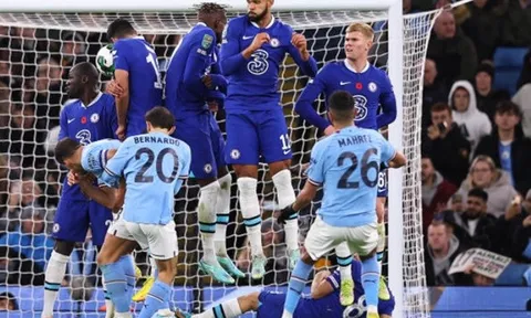 Siêu phẩm đá phạt giúp Man City vượt ải Chelsea