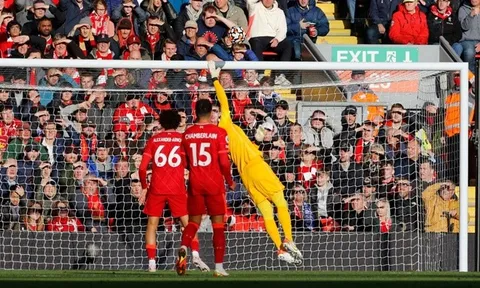 Siêu phẩm khuất phục Alisson, Liverpool mất điểm trên sân nhà