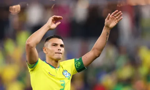 Gary Neville 'ngả mũ' trước Thiago Silva