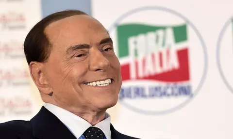 Berlusconi hứa thưởng một chiếc xe buýt 'đầy gái bán dâm' cho cầu thủ