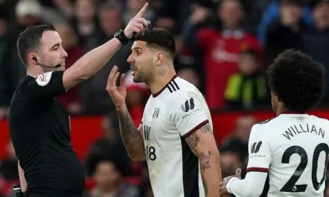 Phản ứng đầu tiên của Mitrovic sau tấm thẻ đỏ ở trận thua M.U