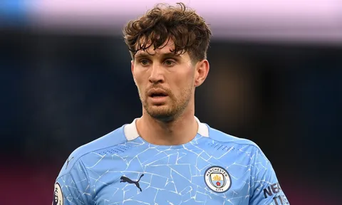 Rio Ferdinand bất ngờ gọi tên cựu hậu vệ Man City xuất sắc hơn John Stones