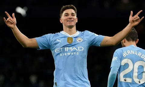 Sinh nhật tuổi 24 hoàn hảo của 'Vua danh hiệu' Man City