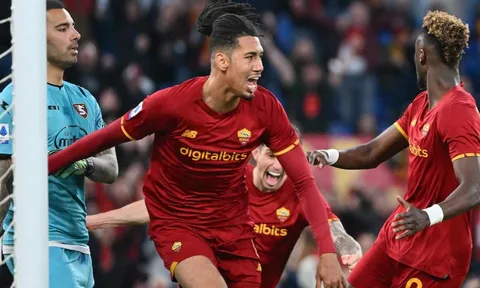 Đại diện Smalling nhắc nhở Mourinho
