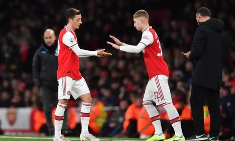 Smith Rowe đã làm được một việc mà Mesut Ozil không thể