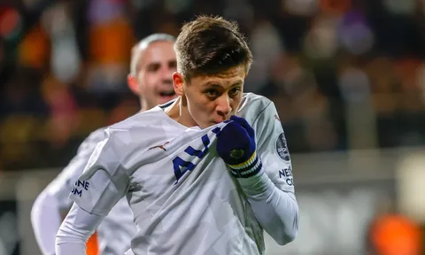 'Số 10 đó giỏi hơn tôi' - Ozil khen ngợi mục tiêu của Arsenal