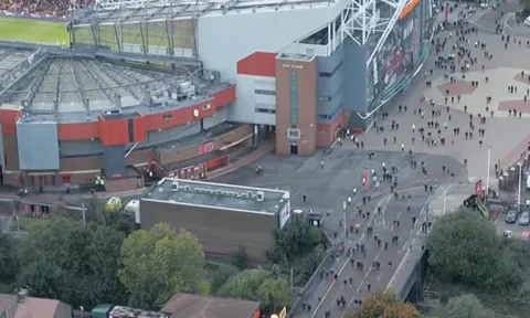 SỐC! Bị Liverpool sỉ nhục, CĐV Man Utd bỏ ra về