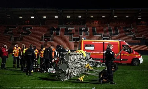 Sốc: Đèn pha ở sân vận động Ligue 1 rơi gây chết người