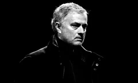 SỐC! Vạch trần sự bất công của Mourinho, sao M.U đau đớn cô lập chịu đựng