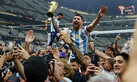 Roy Keane: "Bạn không thể nói gì hơn về Messi"
