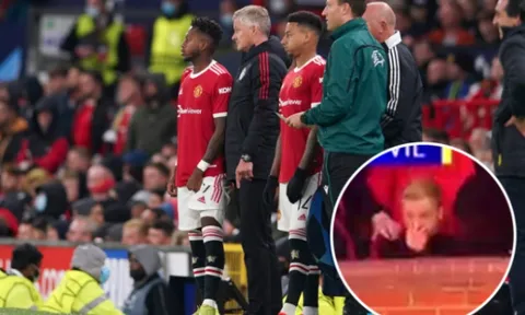 Solskjaer cảnh cáo hành động ném kẹo cao su của Van de Beek