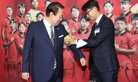 Son Heung Min đeo băng đội trưởng cho tổng thống Hàn Quốc
