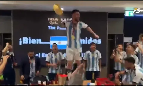 Messi cầm cúp vàng nhảy tưng bừng trong phòng thay đồ