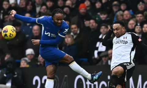 Ashley Williams chê bai Sterling