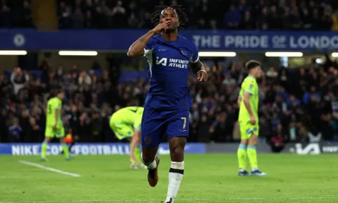 Sterling lập siêu phẩm đưa Chelsea vào tứ kết