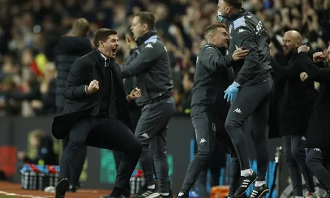 Steven Gerrard ăn mừng cảm xúc ngày ra mắt Premier League