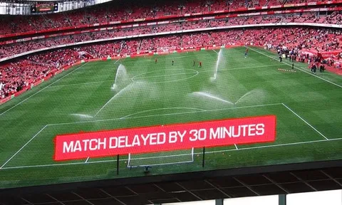 Sự cố khiến trận Arsenal - Nottingham tạm hoãn