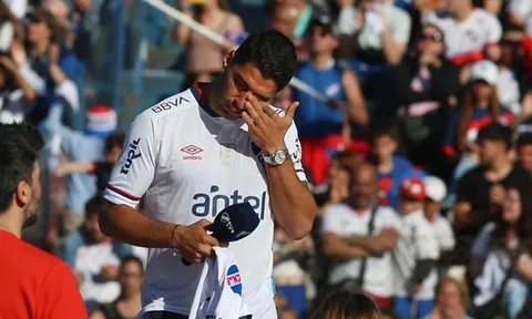 Suarez bật khóc khi chia tay đội bóng thời trẻ