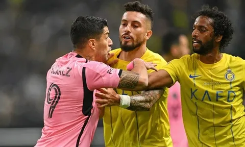 Suarez nóng máu; Busquets đẩy mặt đối thủ