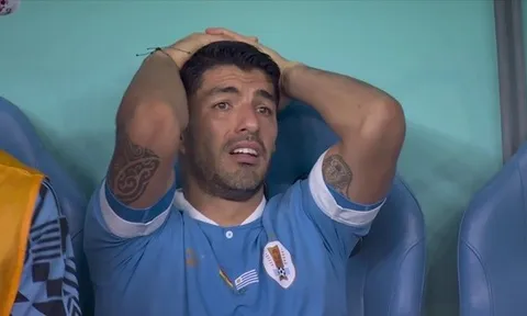 Suarez khóc nức nở, Evra thổi bùng dư luận vì một hành động