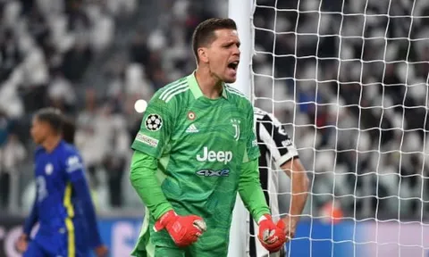 Szczesny: 'May mà năm nay chúng tôi chưa bị trừ 10 điểm'