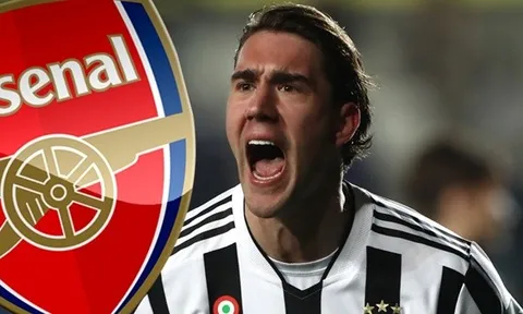 CĐV Arsenal chế nhạo Vlahovic sau khi Juventus bị trừ điểm