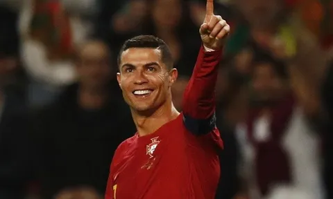 Ronaldo lập kỷ lục mới, Messi khó sánh bằng