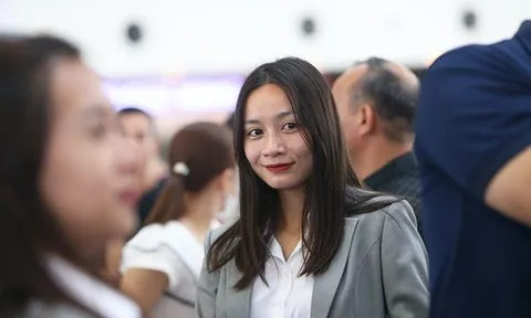 Thanh Nhã, Hoàng Thị Loan diện vest cực xinh đi World Cup