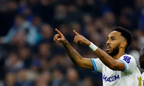 Ngả mũ với Aubameyang