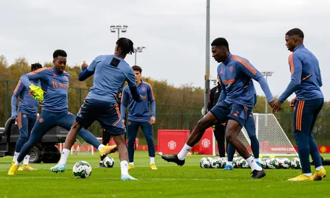 Tái đấu Villa, Man Utd trình làng cầu thủ mới toanh trên sân tập