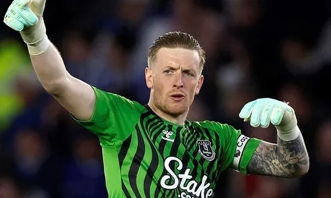 Tài liệu trên chai nước giúp Pickford cản penalty thành công