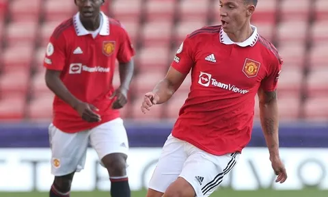 Tài năng Man Utd nối gót Alejandro Garnacho