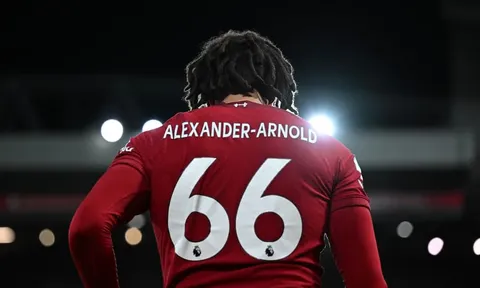 Tại sao Alexander-Arnold và Nunez dự bị trước Chelsea?