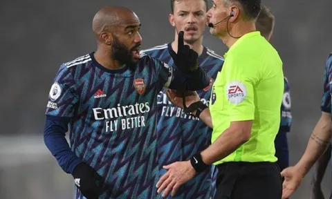 Tại sao Alexandre Lacazette tức giận sau bàn thắng của Bukayo Saka?
