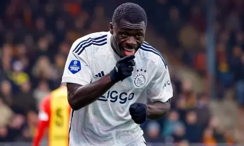 Man United đã biết điều nên làm với Brian Brobbey?