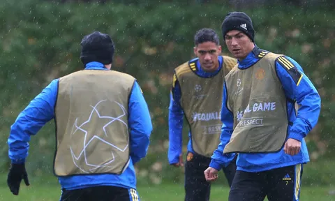 Viện binh trở lại, sân tập Man Utd rộn ràng trước trận đánh lớn